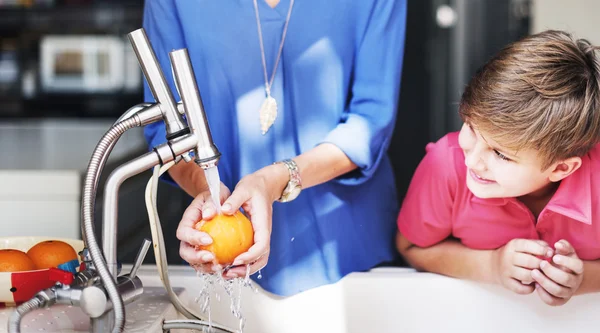 Mutter und Sohn verbringen Zeit miteinander — Stockfoto