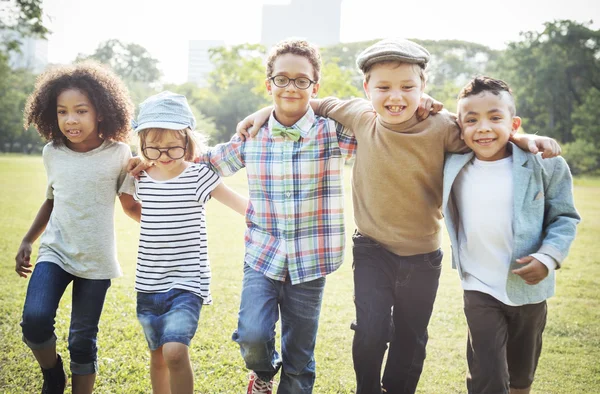 Niños felices jugando al aire libre —  Fotos de Stock