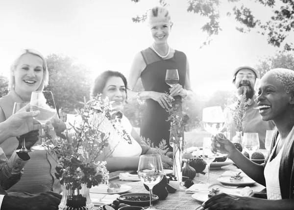 Pessoas que celebram e bebem — Fotografia de Stock