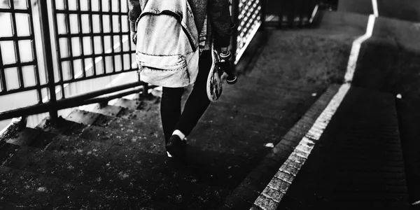 Skater menina em streer — Fotografia de Stock