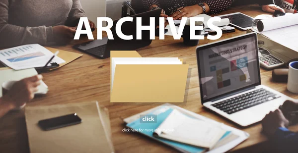 Imprenditori che lavorano con Archives Concept — Foto Stock