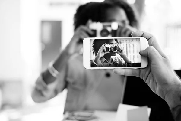 Hombre tomando fotos de mujer — Foto de Stock