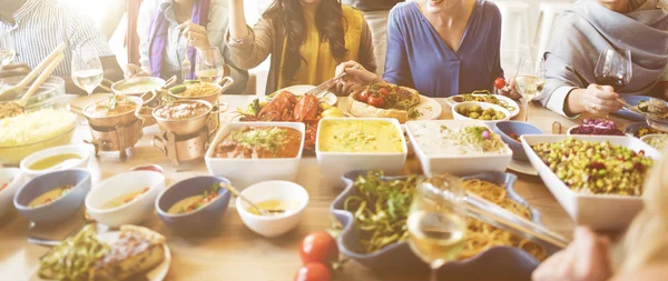 Gente diversa cenando juntos —  Fotos de Stock