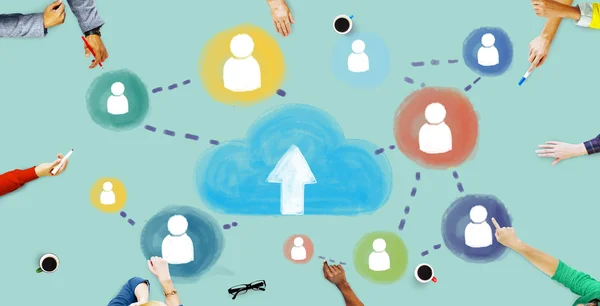 Personnes pointant vers le Cloud Networking — Photo