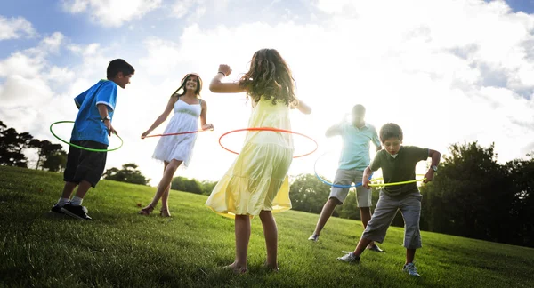 Família fazendo exercício com aros hula — Fotografia de Stock