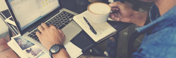 Man met laptop in café — Stockfoto