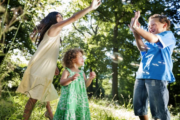 Bambini piccoli che giocano insieme all'aperto — Foto Stock