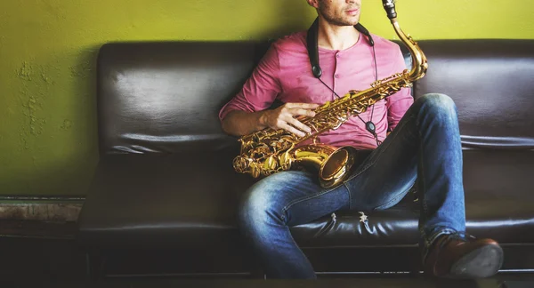 Guapo Jazzman con saxofón —  Fotos de Stock