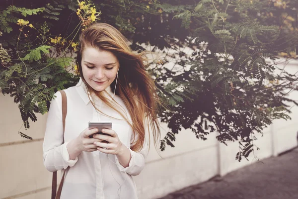 Kvinna med smarttelefon — Stockfoto