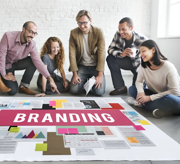 Ontwerpers werken met poster en branding — Stockfoto