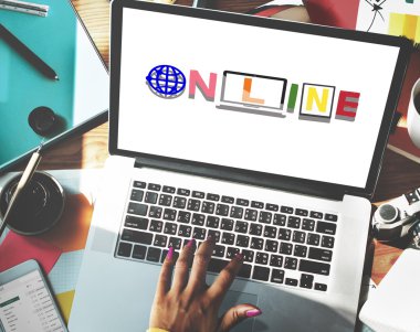 bilgisayar ile çalışan kadın