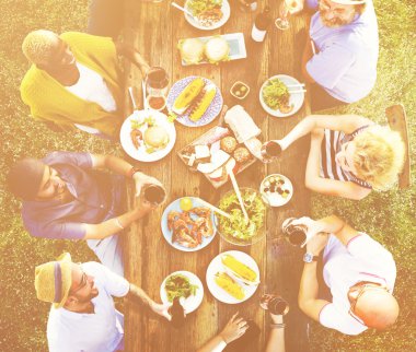 Dışarı asılı açık havada partide arkadaşlar