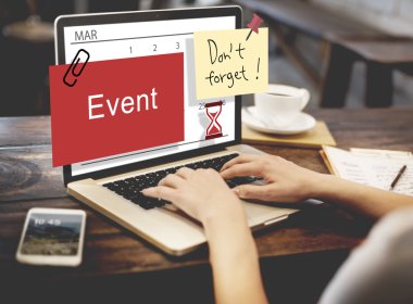 bilgisayar ile çalışan kadın