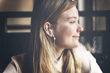 Müzik dinleyen kadın