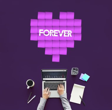 laptop ile çalışan kişi 