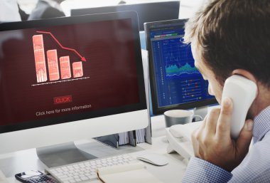 İşadamı üstünde bilgisayar grafik ile çalışma