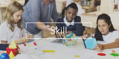 öğretmen okulda öğrenciler ile