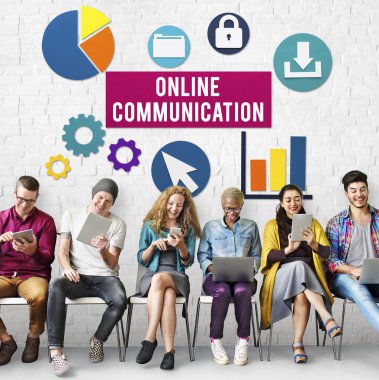 İnsanlar dijital araçları tarama   