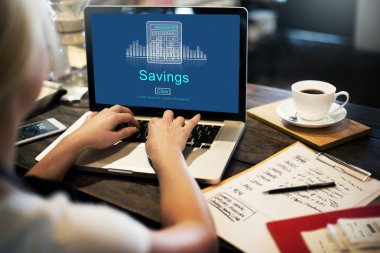 bilgisayar ile çalışan kadın