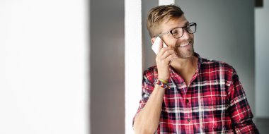 telefonu kullanan genç adam