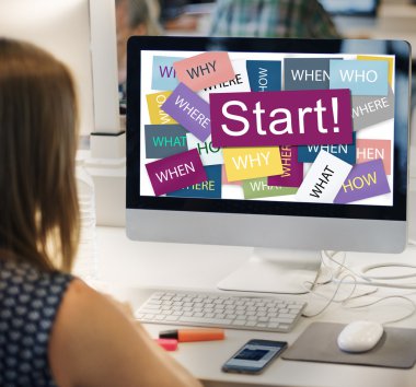 Bilgisayar Kullanan Kadın