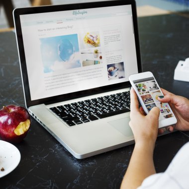 Dijital cihazlar ile çalışan kız