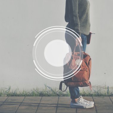 Sırt çantalı genç kadın.