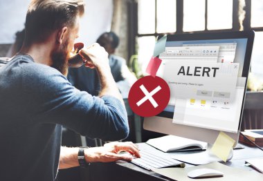 bilgisayarda çalışan adam