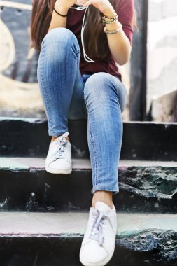 merdivenlerde oturan kız