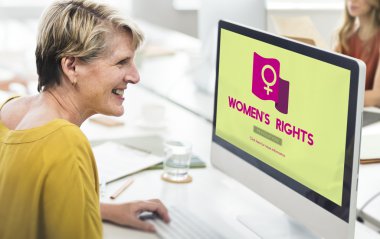 Ofiste bilgisayar kullanan bir kadın. 