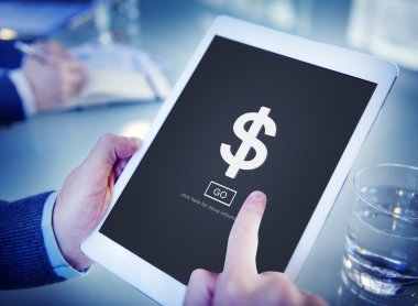 Tablet kullanan adam 