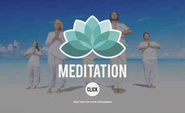 Kumsalda yoga yapmak insanlar