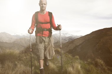 adam dağlarda hiking  
