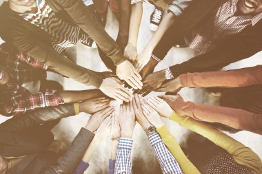 Farklı insanlar tutuşup