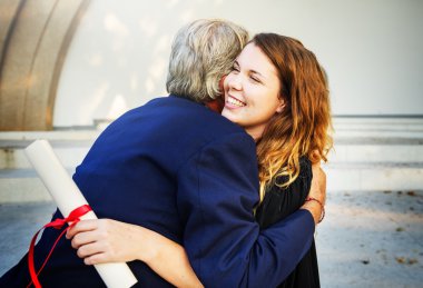 Üniversitesi'nden mezun insanlar kutlamak