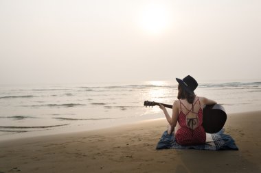 Beach gitarla oturma kadın