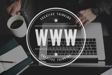 bilgisayarda çalışan adam