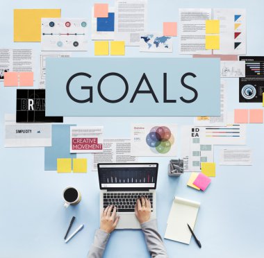 laptop ile çalışan kişi 