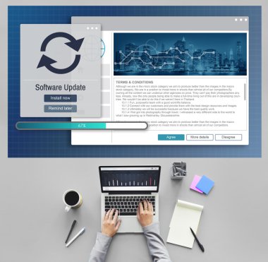 laptop ile çalışan kişi 