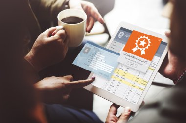 Dijital tablet kullanan kişiler