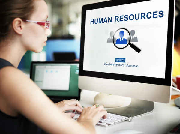 Affärskvinna arbetar på dator med mänskliga resurser — Stockfoto