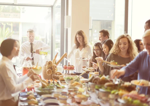 Verschiedene Menschen beim gemeinsamen Abendessen — Stockfoto