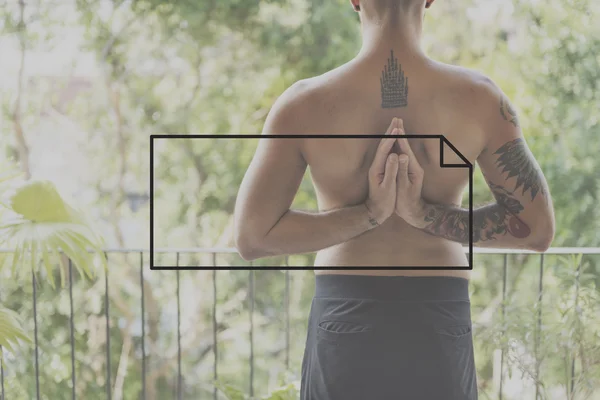 Retrato do homem fazendo meditação — Fotografia de Stock