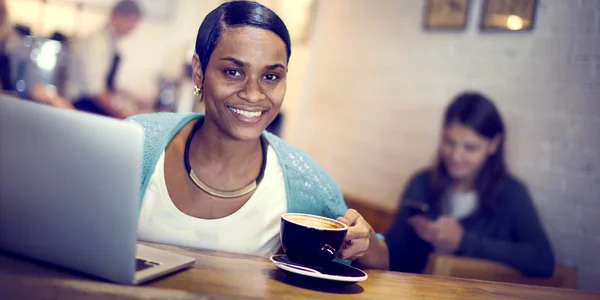 Frau im Café mit Laptop — Stockfoto