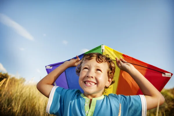 Jongen spelen kite buitenshuis — Stockfoto