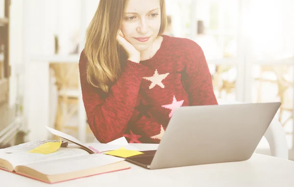 Retrato de menina com laptop — Fotografia de Stock