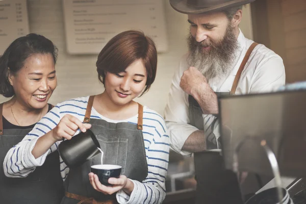 Gente haciendo café juntos —  Fotos de Stock