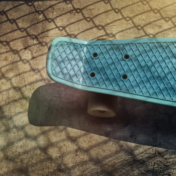 Blauwe Skateboard in straat — Stockfoto