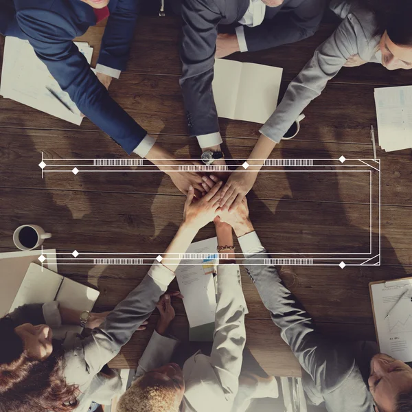 Empresários apertando as mãos na reunião — Fotografia de Stock