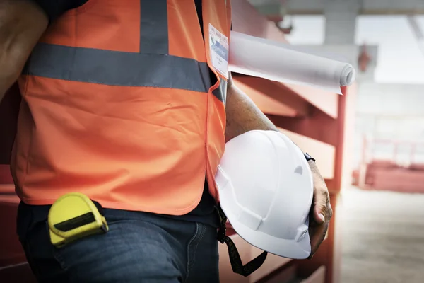 Construção Trabalhador hospedado no canteiro de obras — Fotografia de Stock